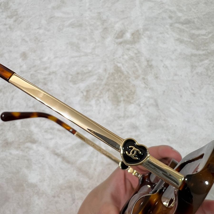 Chanel 琥珀色愛心logo太陽眼鏡為5521-A c.1758/8H。-6