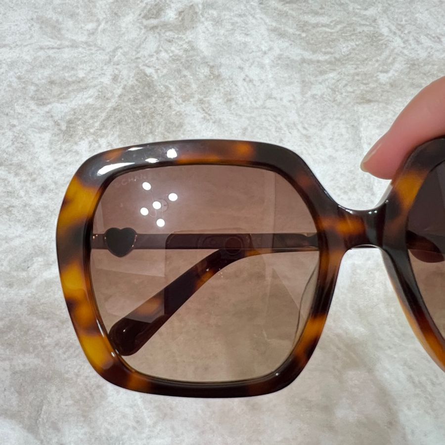 Chanel 琥珀色愛心logo太陽眼鏡為5521-A c.1758/8H。-8