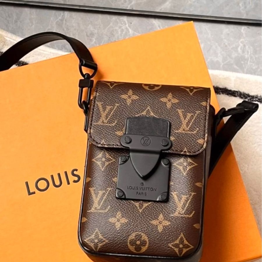 【僅離櫃】【100%全新】【徵主人】Louis Vuitton Lv老花 S-Lock 直式隨身錢包 肩背包 M81522-2