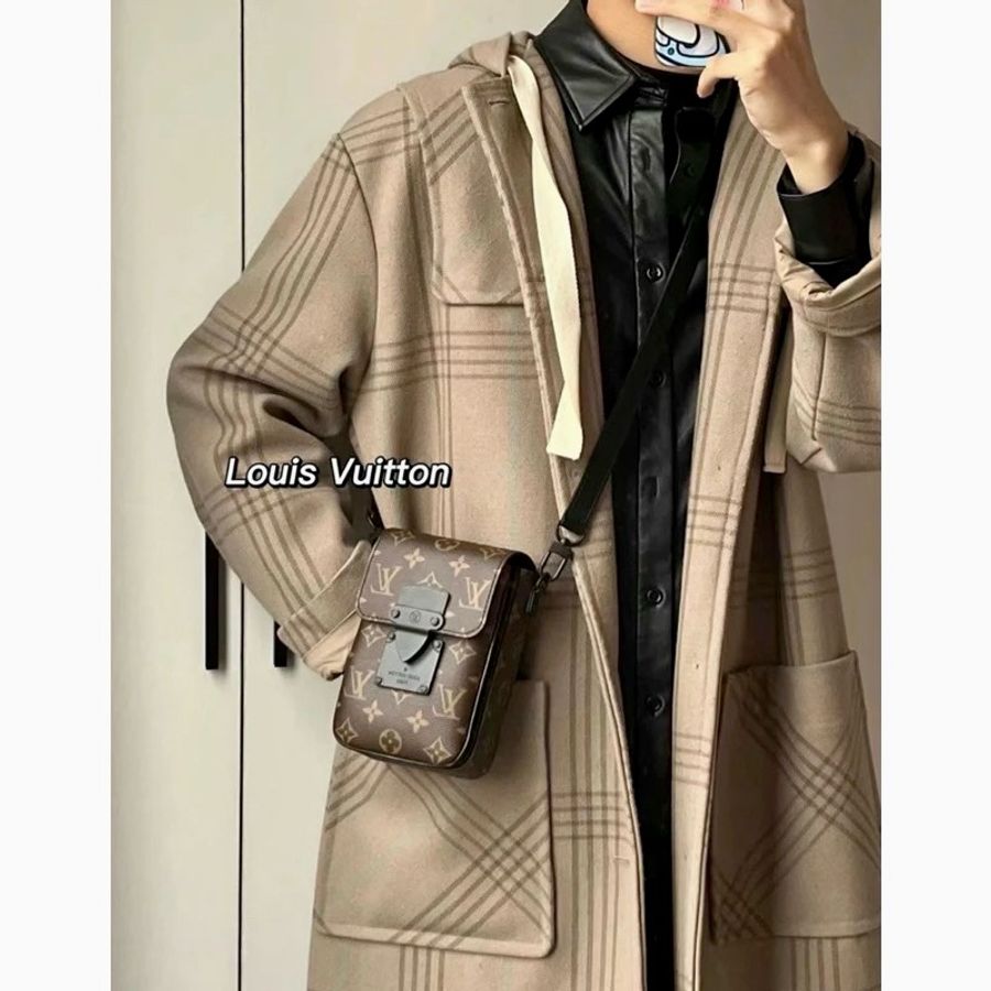 【僅離櫃】【100%全新】【徵主人】Louis Vuitton Lv老花 S-Lock 直式隨身錢包 肩背包 M81522-4
