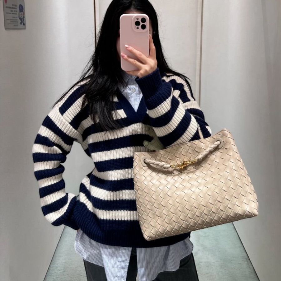 🎉新品好折扣✨Bottega Veneta 766016 Andiamo 中款小羊皮手提/斜背包 粉米色-3