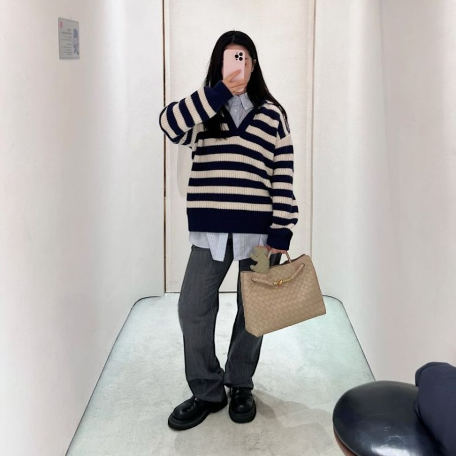 🎉新品好折扣✨Bottega Veneta 766016 Andiamo 中款小羊皮手提/斜背包 粉米色-4