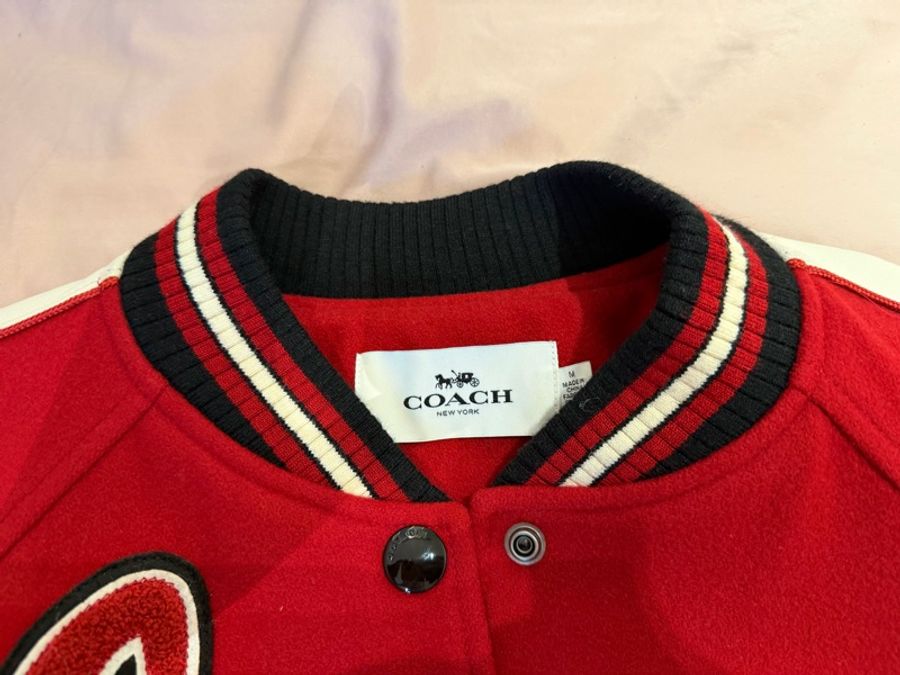 「JL精品代購」 9新 Coach 紅色棒球外套-6