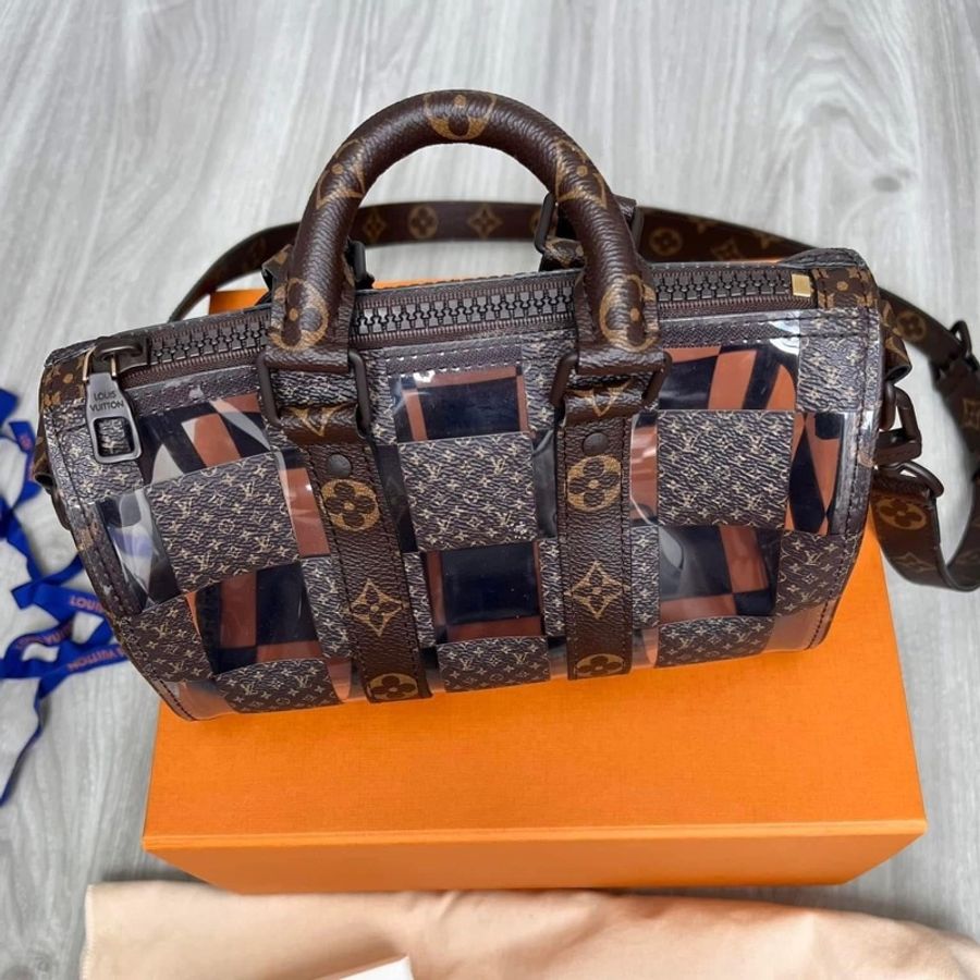 🤎時髦精最愛 收藏 LV M20872 秀款棋盤格透明Keepall 25 全配含購證 拍網價129800 割愛 69800 少用收藏9新以上 尺寸 25 x 15 x 11 cm Monogram Chess塗層帆布及PVC 塗層帆布飾邊 棕色金屬件 拉鏈開合 單個主隔層 可拆式行李吊牌 肩帶:可拆式,可調節-8
