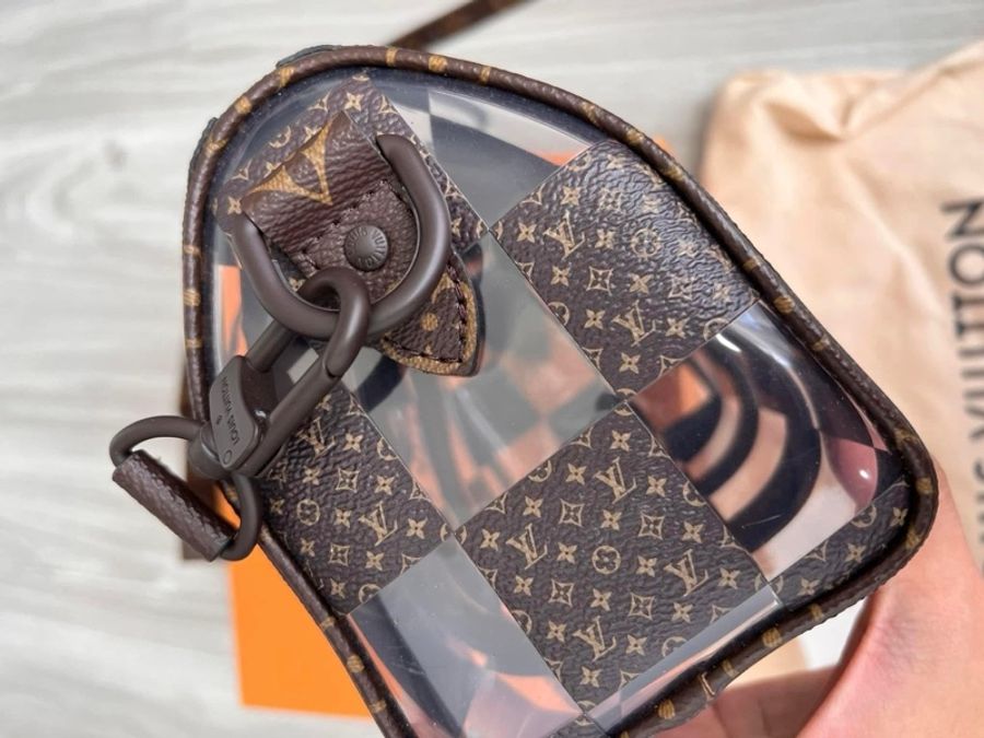 🤎時髦精最愛 收藏 LV M20872 秀款棋盤格透明Keepall 25 全配含購證 拍網價129800 割愛 69800 少用收藏9新以上 尺寸 25 x 15 x 11 cm Monogram Chess塗層帆布及PVC 塗層帆布飾邊 棕色金屬件 拉鏈開合 單個主隔層 可拆式行李吊牌 肩帶:可拆式,可調節-11