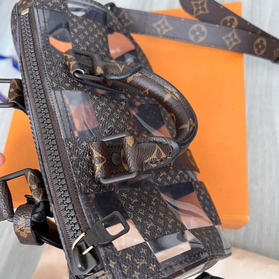 🤎時髦精最愛 收藏 LV M20872 秀款棋盤格透明Keepall 25 全配含購證 拍網價129800 割愛 69800 少用收藏9新以上 尺寸 25 x 15 x 11 cm Monogram Chess塗層帆布及PVC 塗層帆布飾邊 棕色金屬件 拉鏈開合 單個主隔層 可拆式行李吊牌 肩帶:可拆式,可調節-14