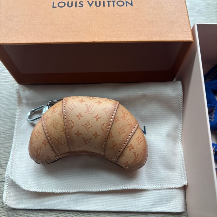 LV 牛角麵包 M01858 吊飾-0