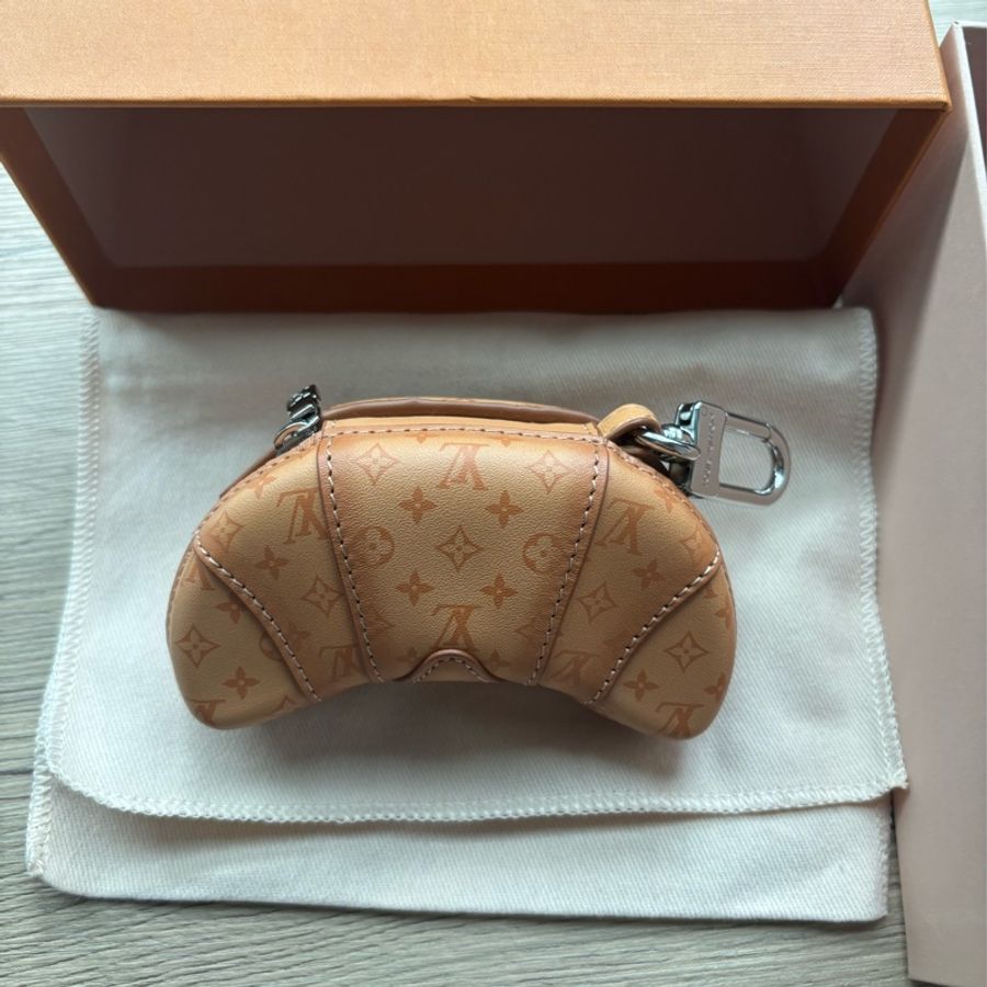 LV 牛角麵包 M01858 吊飾-1