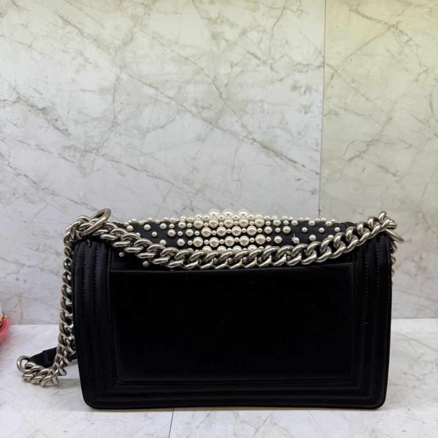 CHANEL 黑色絲綢面銀釦珍珠BOY 25CM/20-1