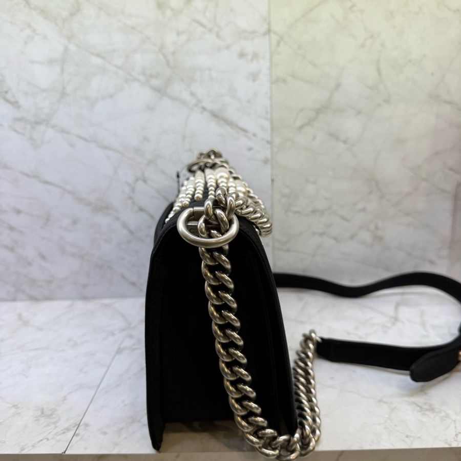 CHANEL 黑色絲綢面銀釦珍珠BOY 25CM/20-3