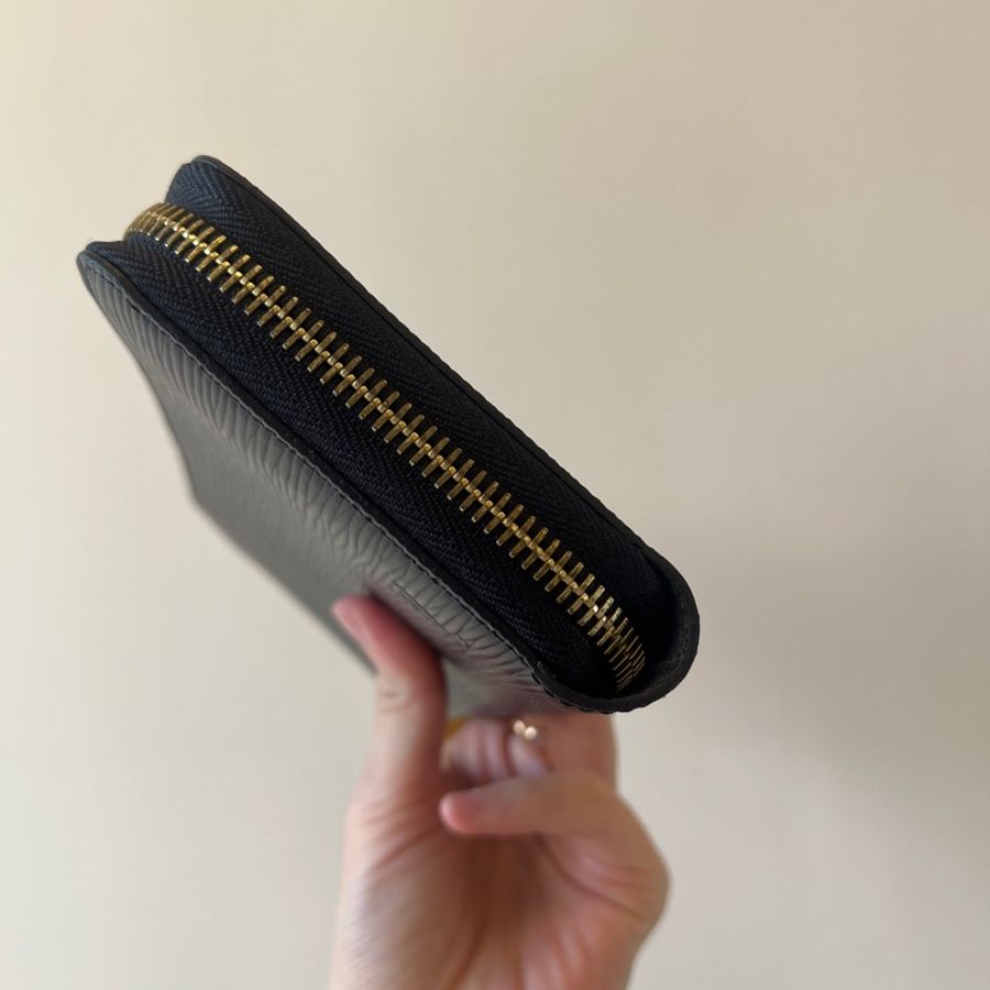 LV 黑Epi牛皮金釦ㄇ拉長夾M61857-1