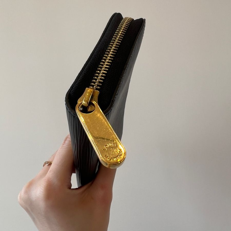 LV 黑Epi牛皮金釦ㄇ拉長夾M61857-3