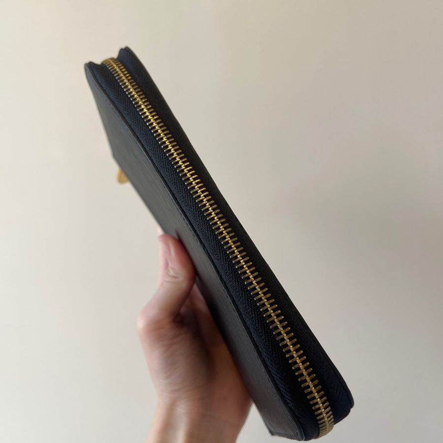 LV 黑Epi牛皮金釦ㄇ拉長夾M61857-5