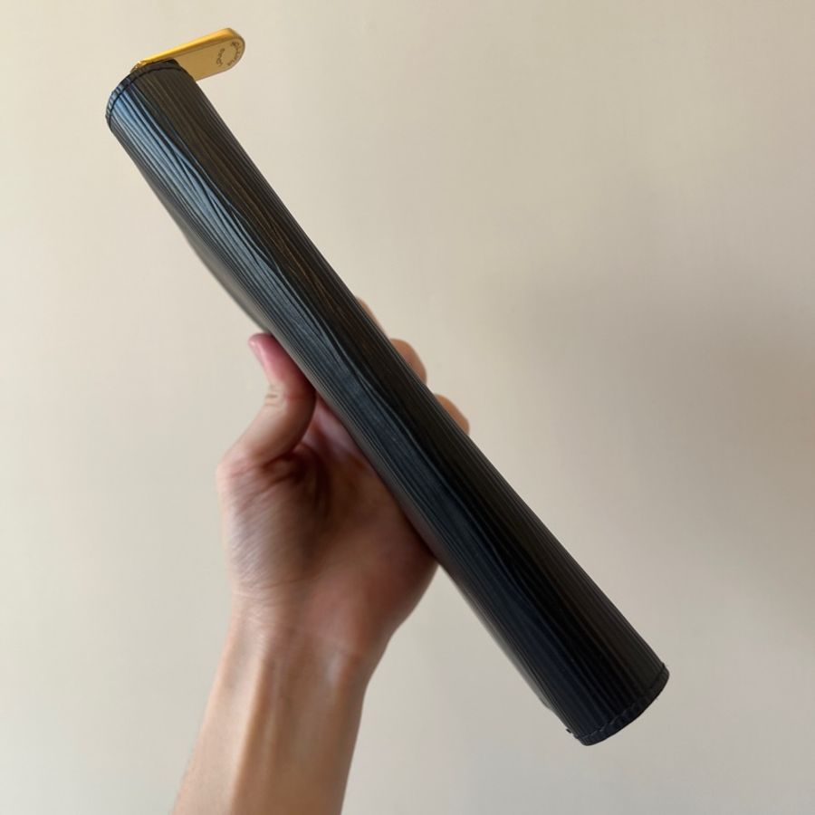 LV 黑Epi牛皮金釦ㄇ拉長夾M61857-7