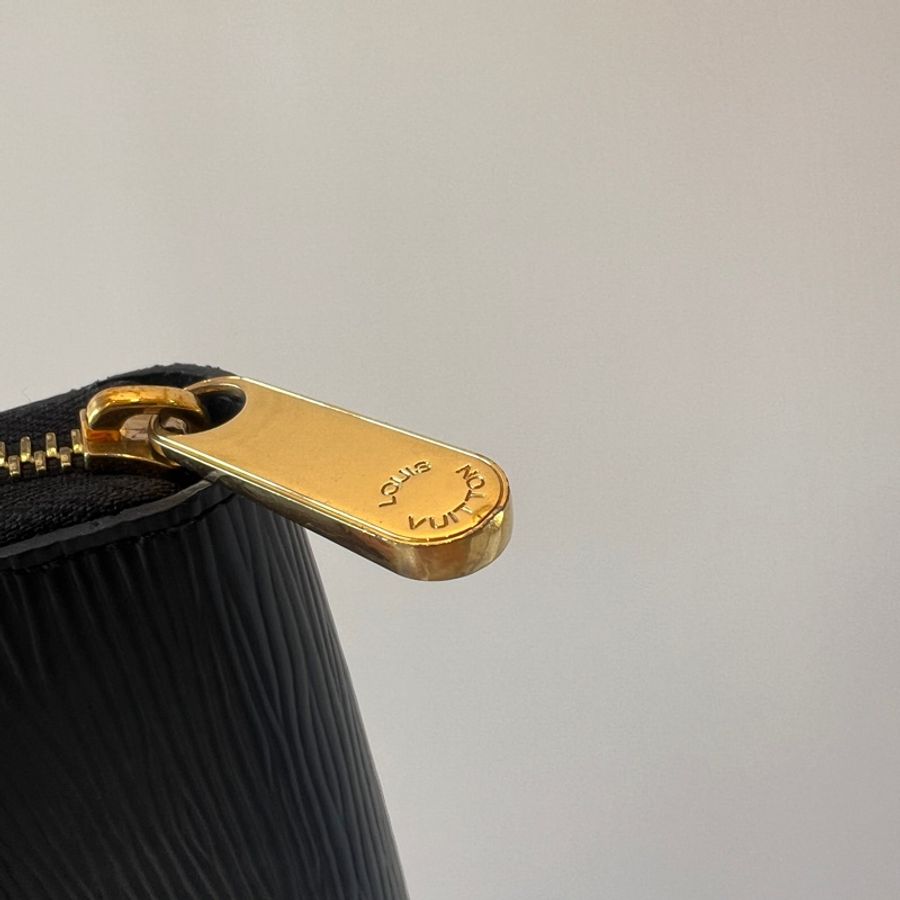 LV 黑Epi牛皮金釦ㄇ拉長夾M61857-8