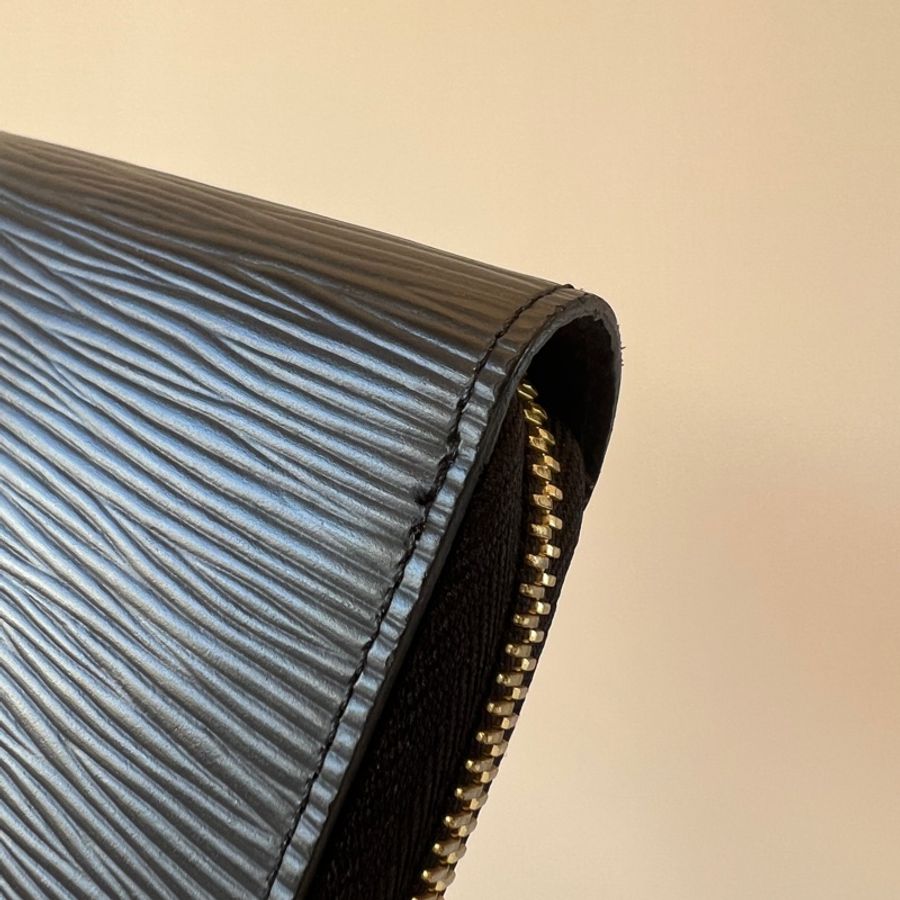 LV 黑Epi牛皮金釦ㄇ拉長夾M61857-10
