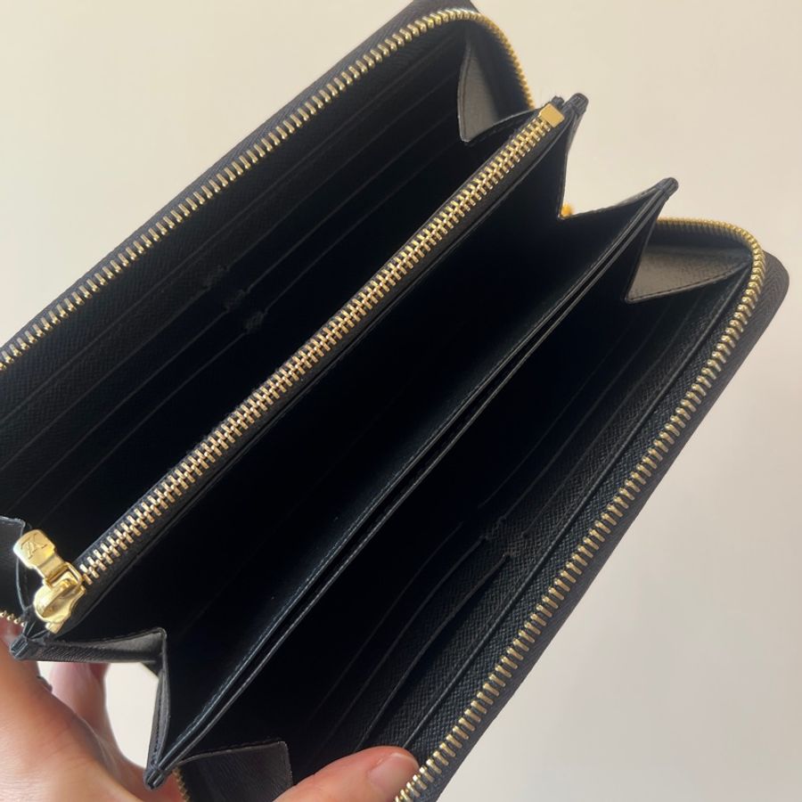 LV 黑Epi牛皮金釦ㄇ拉長夾M61857-11