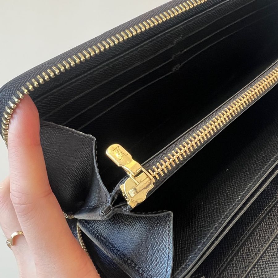 LV 黑Epi牛皮金釦ㄇ拉長夾M61857-12