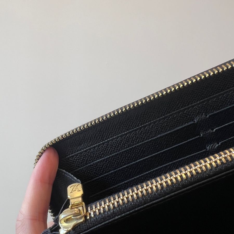 LV 黑Epi牛皮金釦ㄇ拉長夾M61857-13