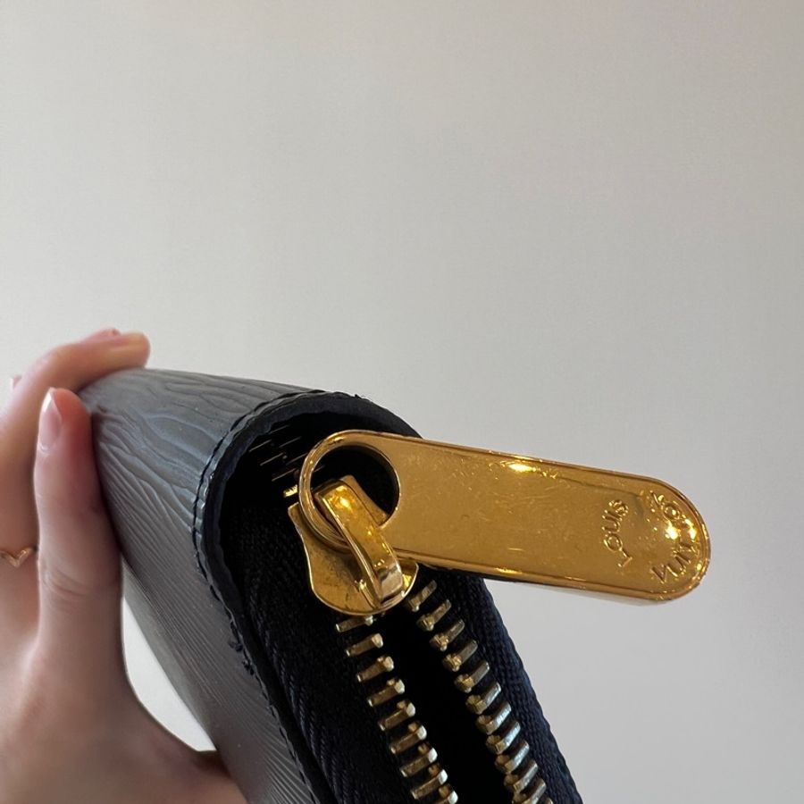 LV 黑Epi牛皮金釦ㄇ拉長夾M61857-17
