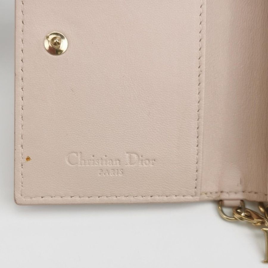 Dior Lady Dior 戴妃包羊皮純色藤格紋 Logo 字母吊飾卡包-6