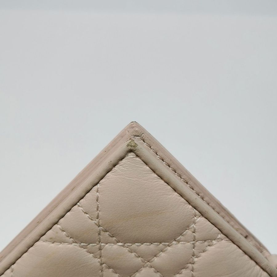 Dior Lady Dior 戴妃包羊皮純色藤格紋 Logo 字母吊飾卡包-14