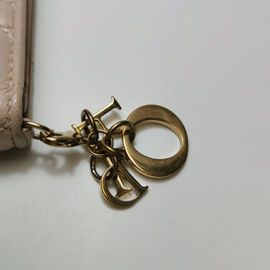 Dior Lady Dior 戴妃包羊皮純色藤格紋 Logo 字母吊飾卡包-16
