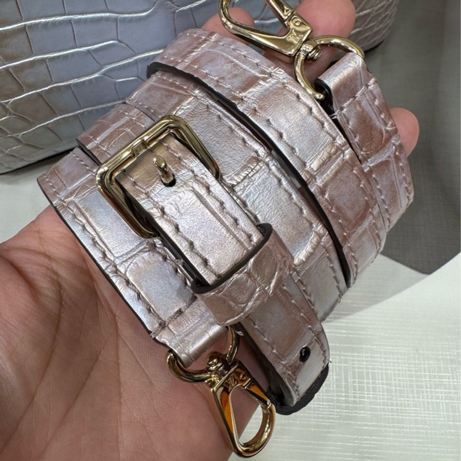 Lv 珠光粉紫色 鳄鱼皮Capucines 斜挎包 23年-10