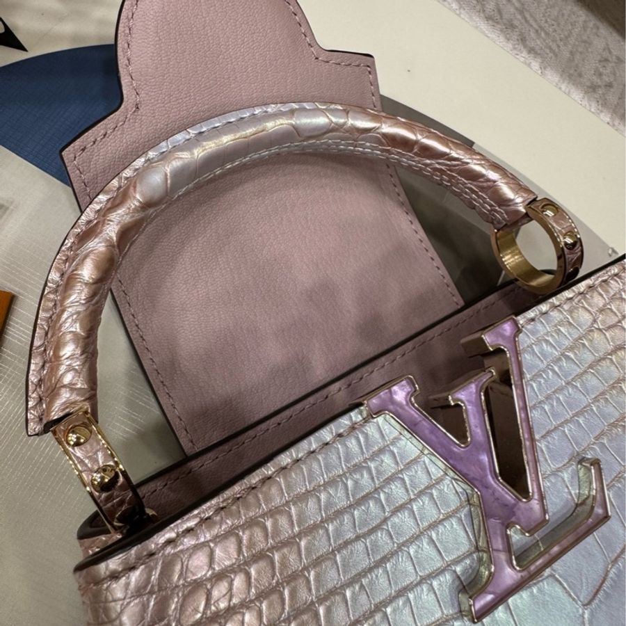 Lv 珠光粉紫色 鳄鱼皮Capucines 斜挎包 23年-14