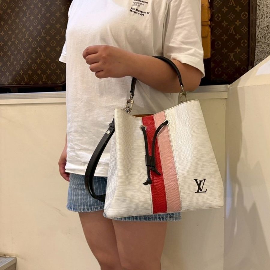 LV 白epi 紅/粉直條兩用束口水桶包-1