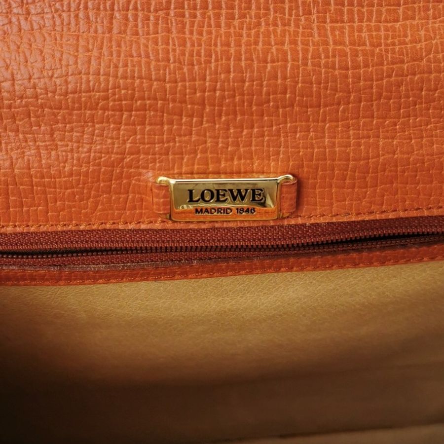 Loewe Barcelona牛皮純色三角形封扣斜挎包-6