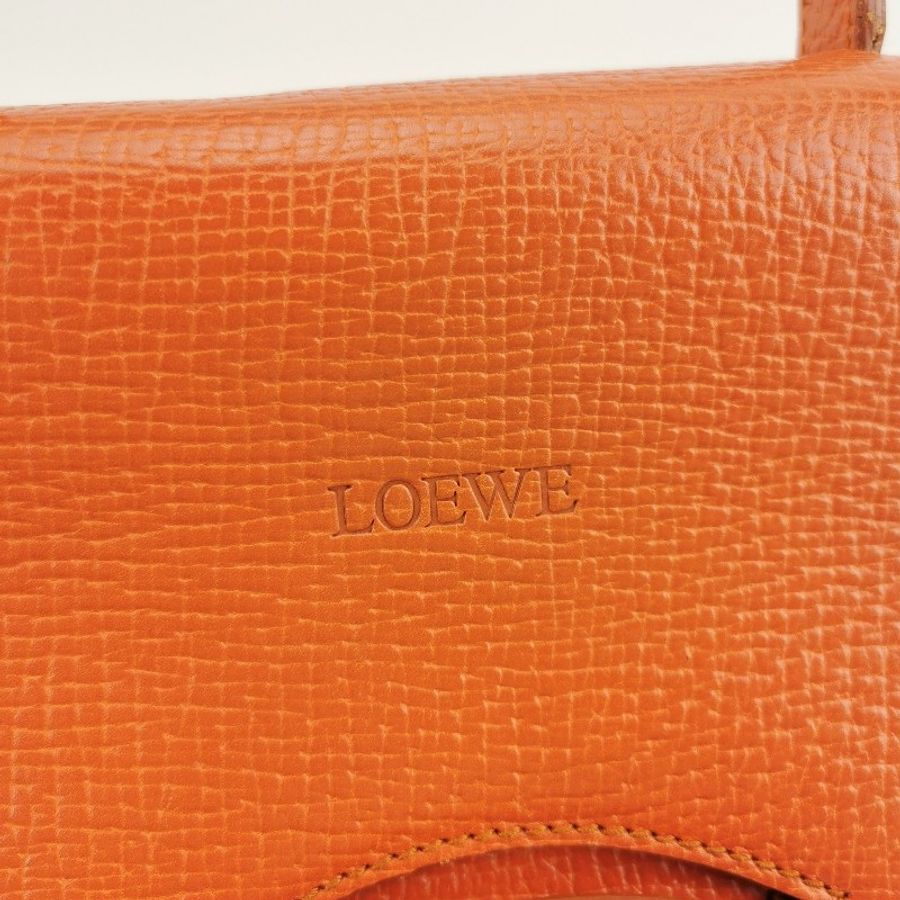 Loewe Barcelona牛皮純色三角形封扣斜挎包-7