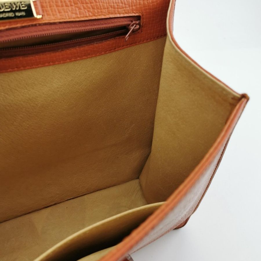 Loewe Barcelona牛皮純色三角形封扣斜挎包-13