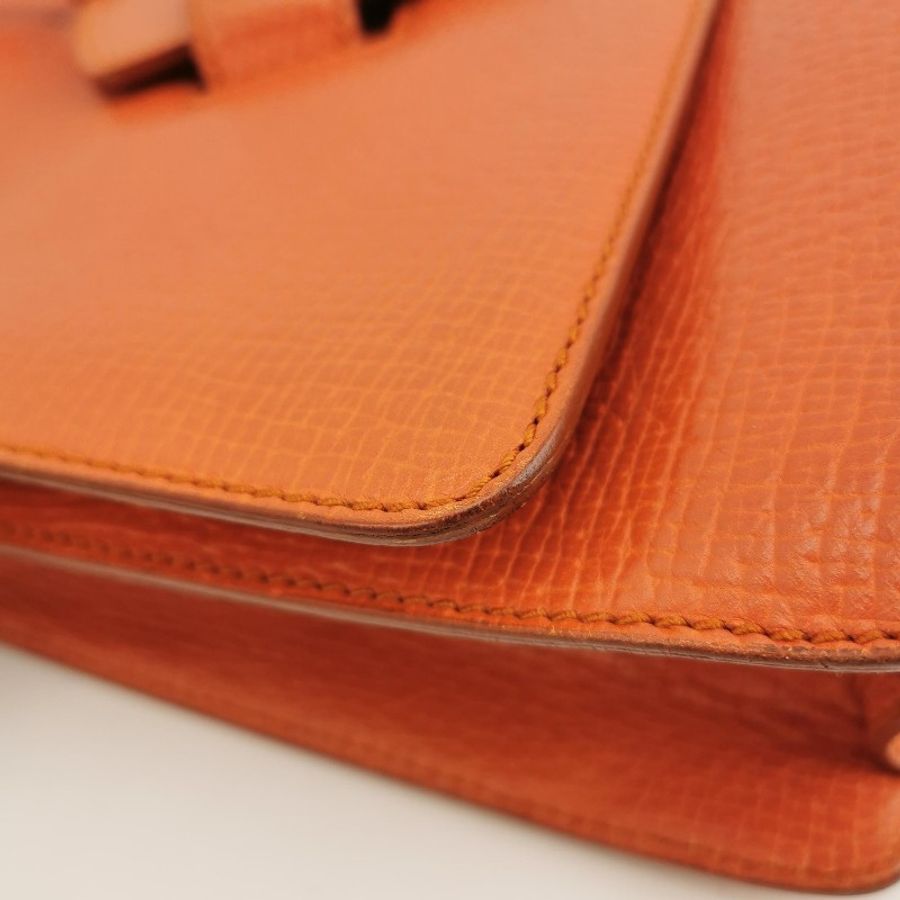 Loewe Barcelona牛皮純色三角形封扣斜挎包-14