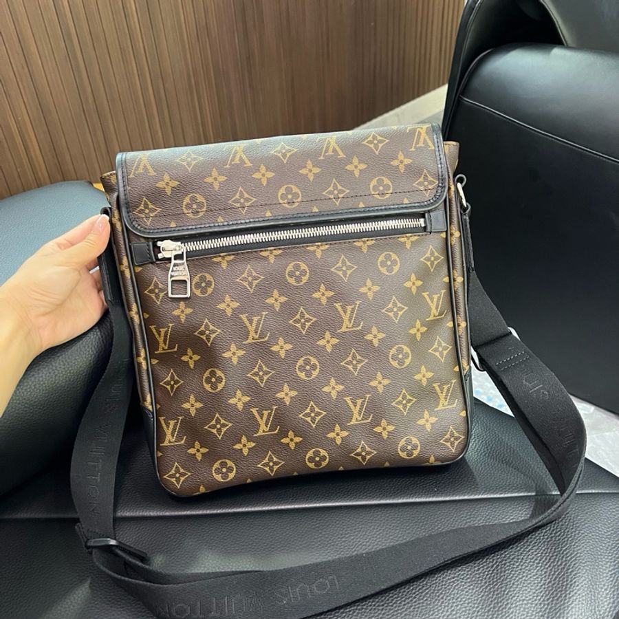 LV 老花郵差包斜挎包 尺寸約27x30-1
