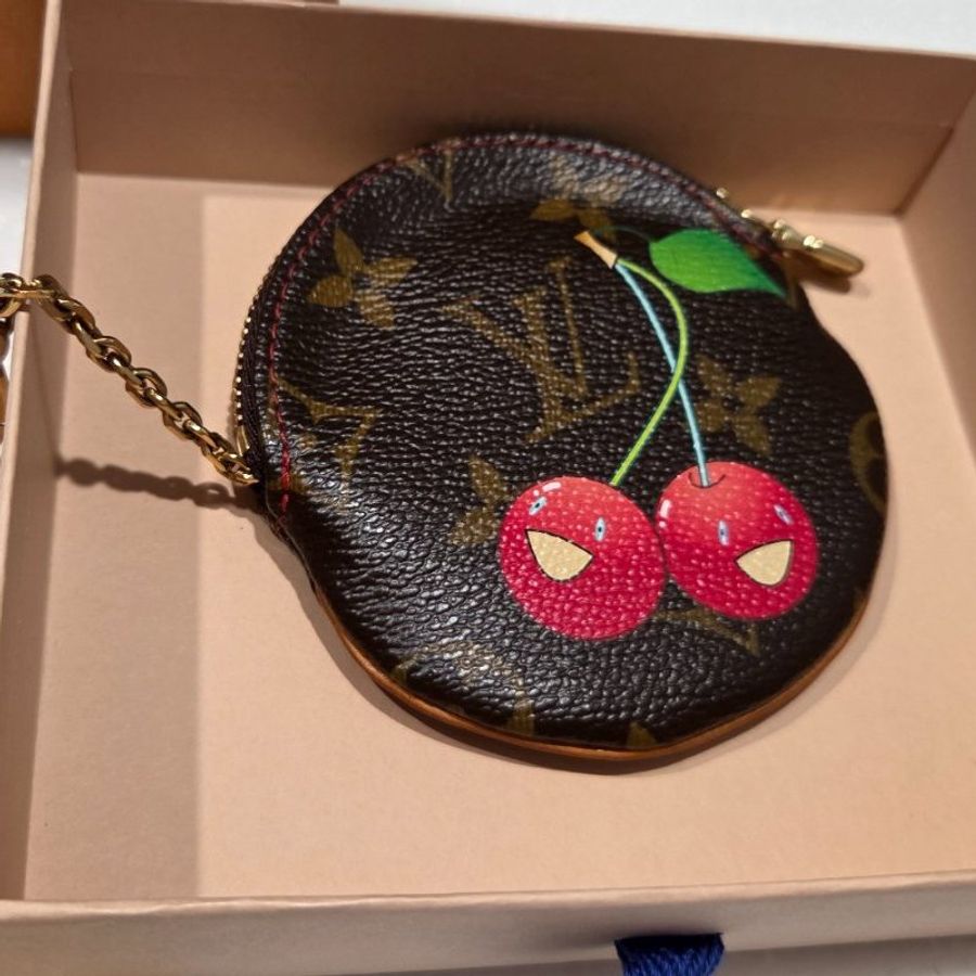 禮物,骨折價一天~ LV路易威登LOUIS VUITTON x Takashi Murakami村上隆櫻桃聯名款圓形零錢包吊飾限量收藏-0