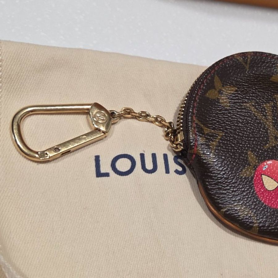 禮物,骨折價一天~ LV路易威登LOUIS VUITTON x Takashi Murakami村上隆櫻桃聯名款圓形零錢包吊飾限量收藏-1