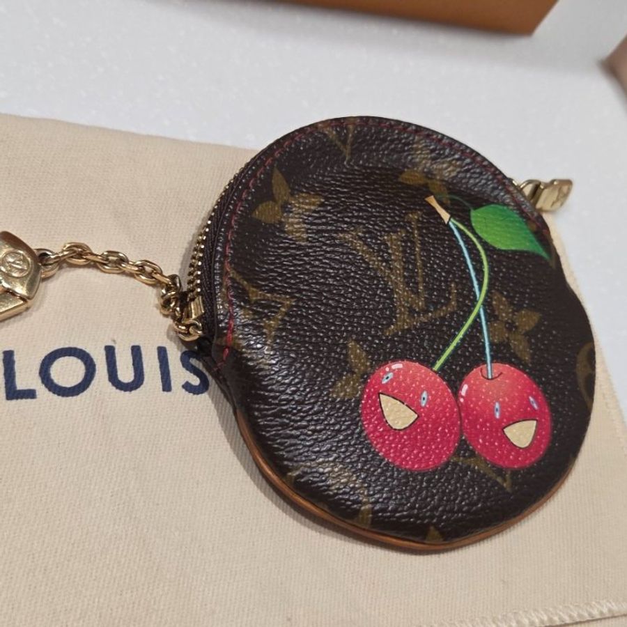 禮物,骨折價一天~ LV路易威登LOUIS VUITTON x Takashi Murakami村上隆櫻桃聯名款圓形零錢包吊飾限量收藏-2