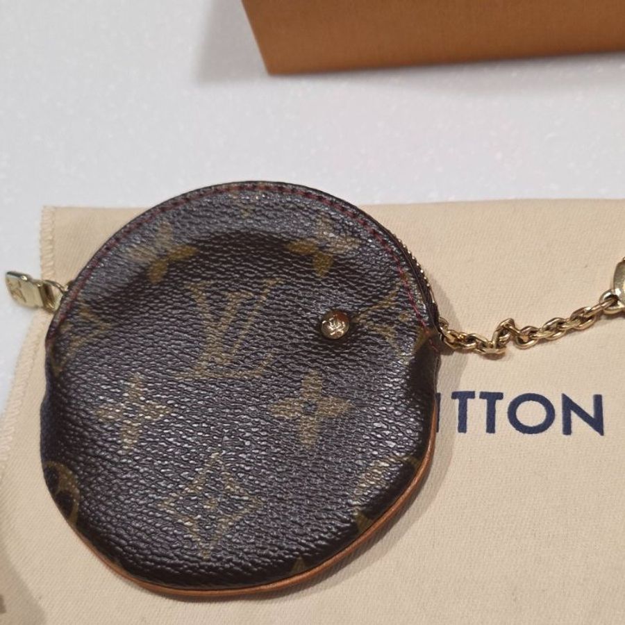 禮物,骨折價一天~ LV路易威登LOUIS VUITTON x Takashi Murakami村上隆櫻桃聯名款圓形零錢包吊飾限量收藏-3