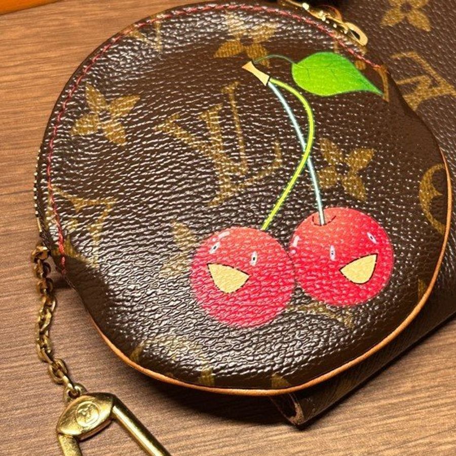 禮物,骨折價一天~ LV路易威登LOUIS VUITTON x Takashi Murakami村上隆櫻桃聯名款圓形零錢包吊飾限量收藏-4