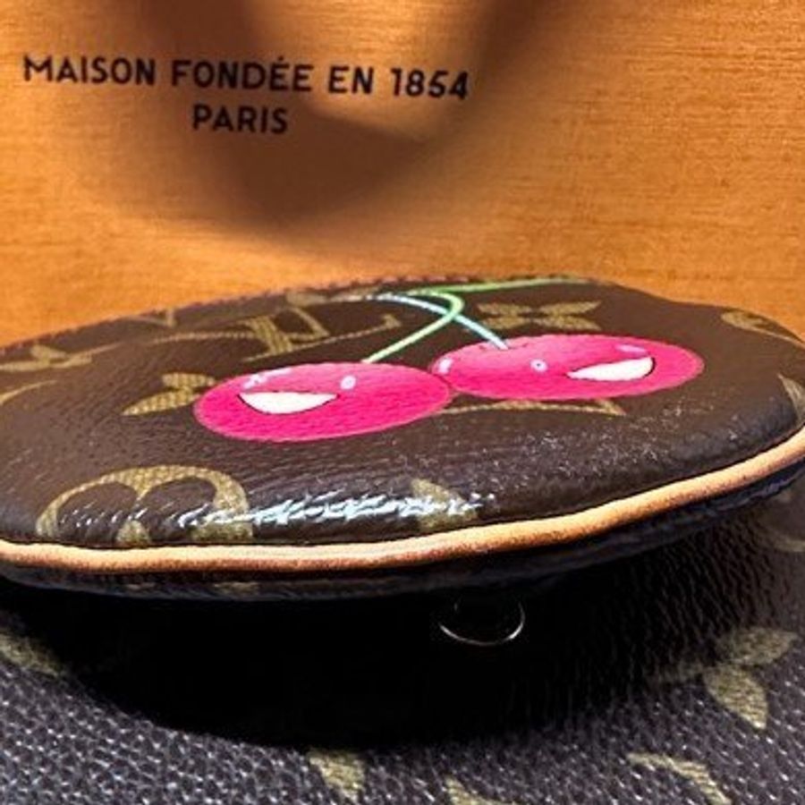 禮物,骨折價一天~ LV路易威登LOUIS VUITTON x Takashi Murakami村上隆櫻桃聯名款圓形零錢包吊飾限量收藏-5
