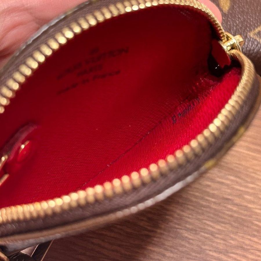 禮物,骨折價一天~ LV路易威登LOUIS VUITTON x Takashi Murakami村上隆櫻桃聯名款圓形零錢包吊飾限量收藏-8