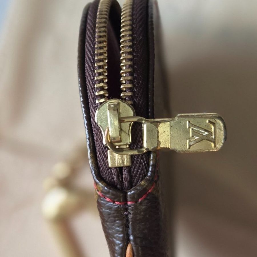 禮物,骨折價一天~ LV路易威登LOUIS VUITTON x Takashi Murakami村上隆櫻桃聯名款圓形零錢包吊飾限量收藏-7