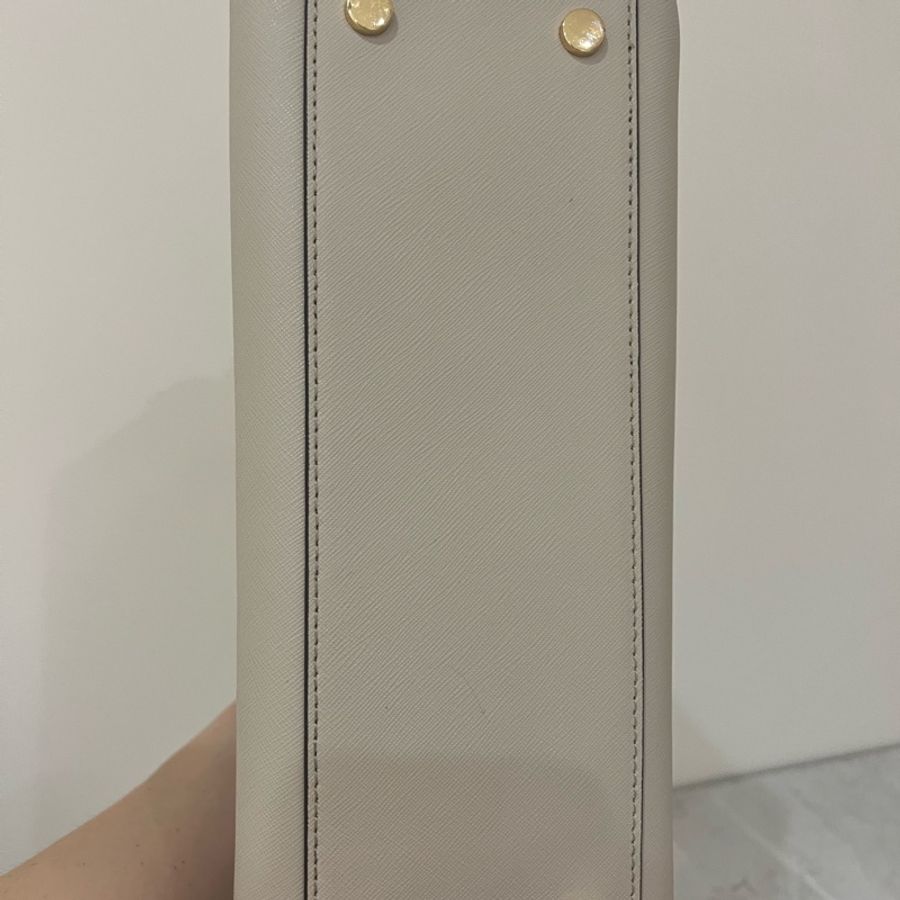 Michael Kors 皮革米灰色 肩背及側背包 9成新 除了背帶背面那有些使用痕跡外-2