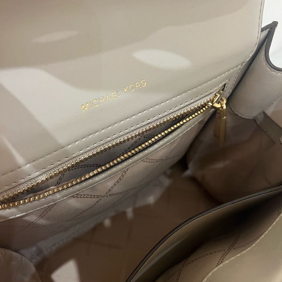 Michael Kors 皮革米灰色 肩背及側背包 9成新 除了背帶背面那有些使用痕跡外-10