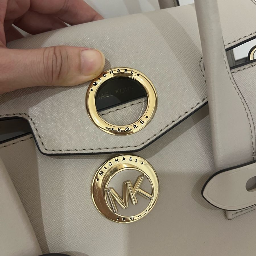 Michael Kors 皮革米灰色 肩背及側背包 9成新 除了背帶背面那有些使用痕跡外-15