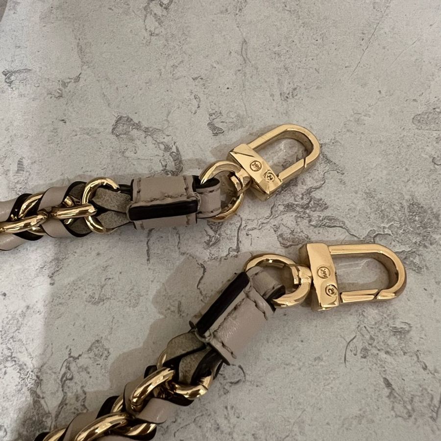 Michael Kors 皮革米灰色 肩背及側背包 9成新 除了背帶背面那有些使用痕跡外-17