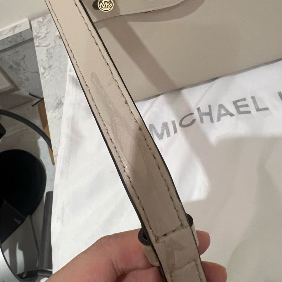 Michael Kors 皮革米灰色 肩背及側背包 9成新 除了背帶背面那有些使用痕跡外-19