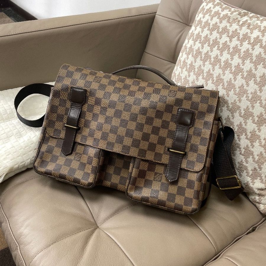 LV 棋盤格咖牛皮下蓋雙插釦手提斜背郭富城包-0