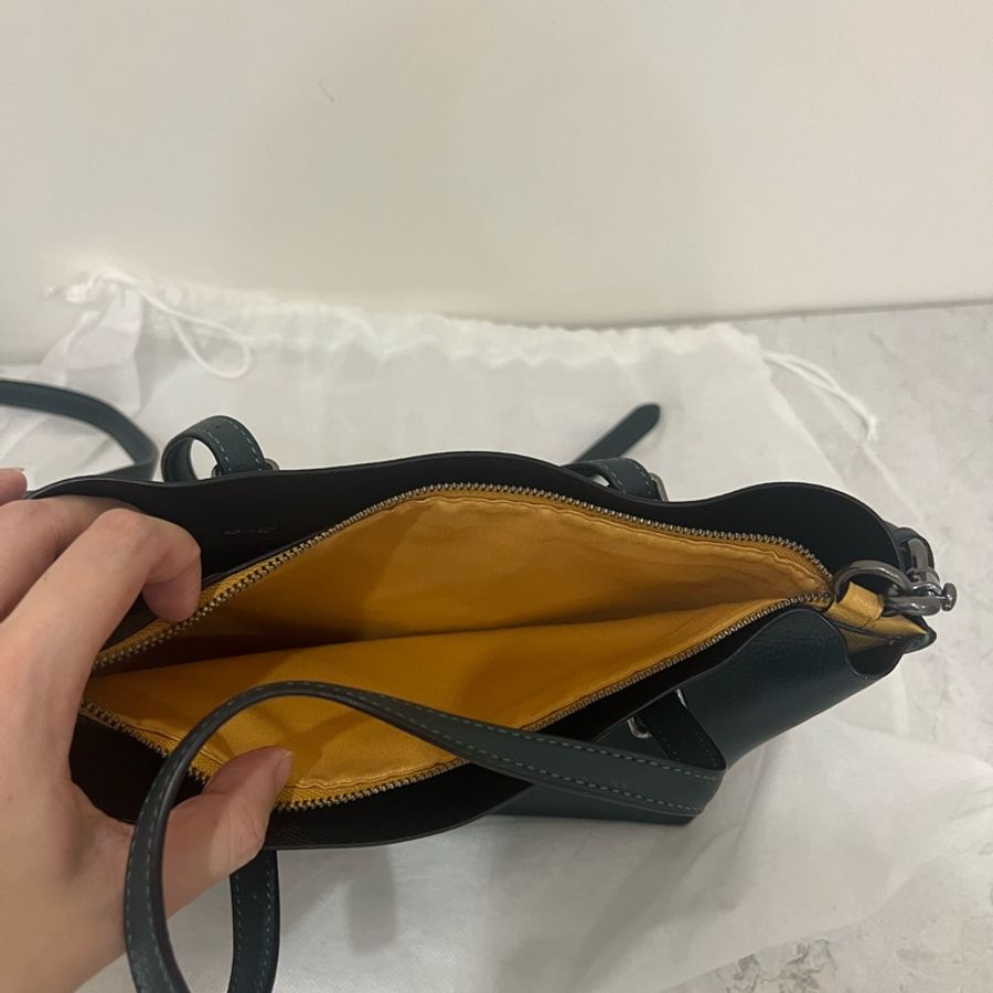 Coach 肩側背包 墨綠色皮革包 有黃色夾層-4